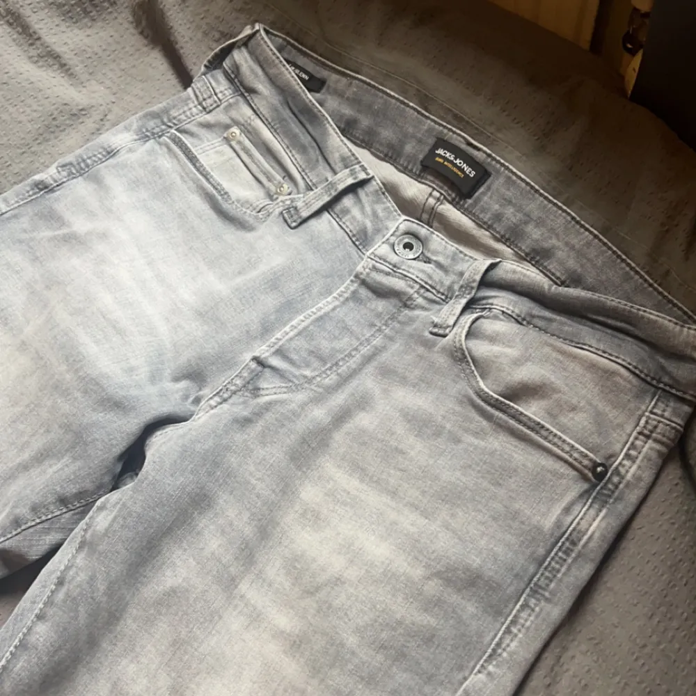Tja! Säljer dessa Jack and Jones jeans (modellen heter JJIGLENN JJICON) då jag ej använder dom! Strl 31/34! Skulle säga att dom är i väldigt bra skick, jag kan ej se några defekter på dom! Pm vid fler frågor!. Jeans & Byxor.