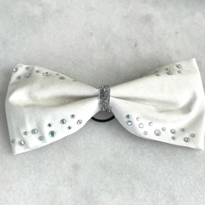 Cheerleadingbow 🎀 - Vit cheerleadingbow med stenar, knappt använd 🎀