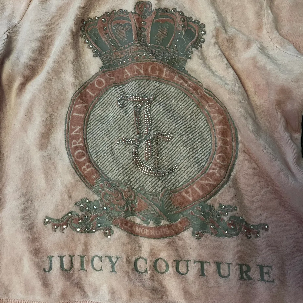 Gammal Juicy couture tröja Är lite missfärgad vid handlederna Ord. pris 600kr Använd i ca 8 månader. Tröjor & Koftor.