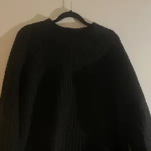 En stickad svart tröja från lager 157 i storlek M. Har använt fåtal gånger. Kom med prisförslag!🖤