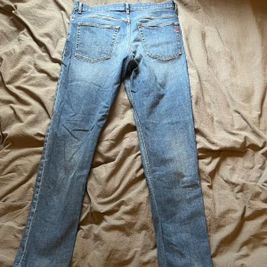 Diesel jeans - Tja! Säljer dessa diesel jeansen i strl 33/34 då jag ej använder dom! Skulle säga att dom är i väldigt bra skick, jag ser inga defekter på dom! Pm vid fler frågor