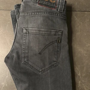 Dondup jeans  - Säljer dondup jeans, skick 8/10 inga defekter, passar som 30/32. Skulle kunna ta emot byten också. Pris kan diskuteras vid snabb affär, skriv om ni har fler frågor😄