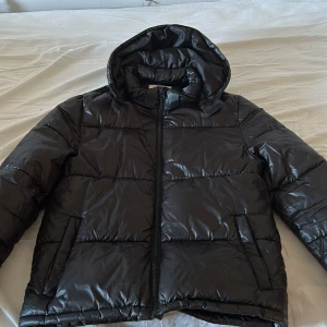 Vinter jacka  - Glans jacka! Finns ej att köpa längre från H&M! Nypris 699 mitt pris 180kr! Bra skicka och sällan använda pga fel storlek! Man kan säga att det är en dupe på Ralph lauren jacka!