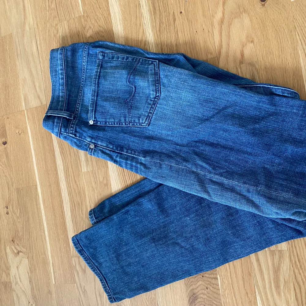 SEVEN OF MANKIND JEANS Raka jeans. Knappt andvända! Nypris 2199kr Vårt pris 399. Jeans & Byxor.