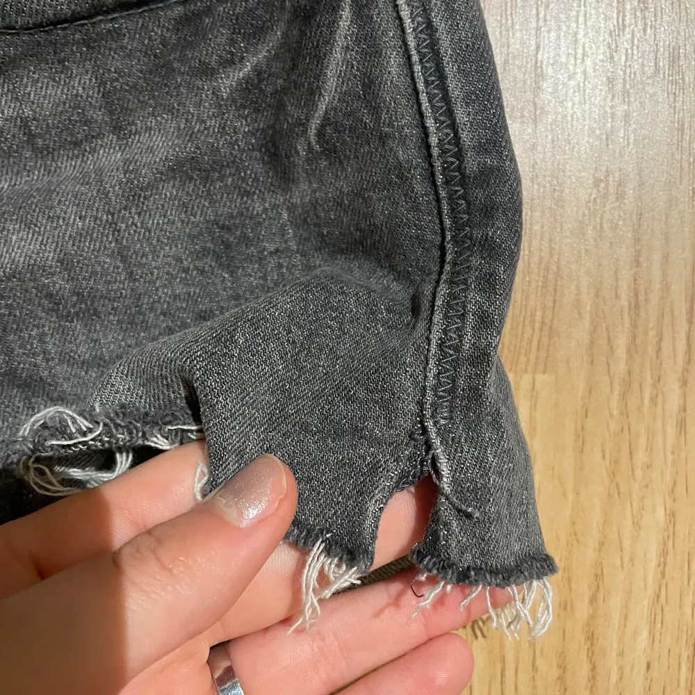 Gråa lågmidjade jeansshorts  Knappen sitter lite löst (bild 2)  . Shorts.