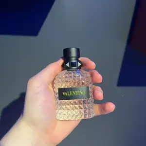 2 ml sample av den populära parfymen Valentino Born in Roma Yellow Dream☀️ Köp en billig sample av parfymen innan du köper den så du får se om du gillar hur den luktar och beter sig på din hud🙂‍↔️