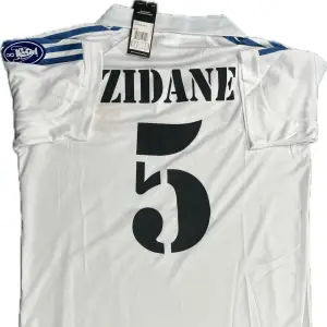 Real Madrid 01-02 hemma Zidane 5 storlek M, reprint/replika! Hör gärna av dig vid frågor!
