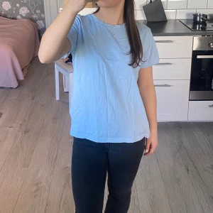 Blå t-shirt  - Kommer alldrig till användning. Nyskick! 