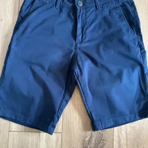 Marinblå shorts i fint skick från Jack and Jones. Regular dit och storlek Medium