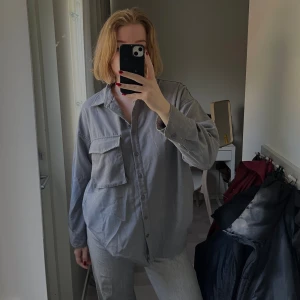 Grå skjorta - Skjorta från nakd i storlek 38, använda många gånger men har inga tecken på defekter! Säljer för att den används för lite!