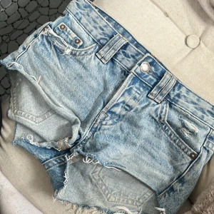 Shorts - Skitfina jeans shorts ifrån pull&bear, sitter jättefint på! Säljer då dom är för små för mig. Ordinarie pris är 299 men dom är slutsålda!