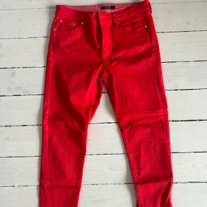 Röda Ralp Lauren byxor  - Premier skinny cropped byxor. Storlek 36