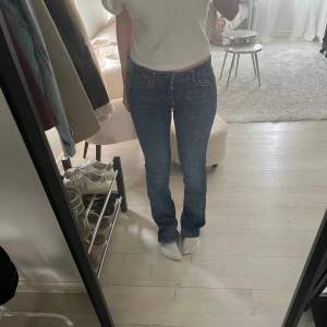 Säljer mina supersnygga lågmidjade jeans från zara i storlek 36💛 är i superbra skick!