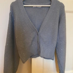 Blå glittrig kofta  - Använd fåtal gånger o i bra skick💗Storlek L men skulle säga att den passar s-l beroende på hur man vill att den ska sitta. 