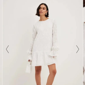 Nakd klänning - Säljer denna superfina och eftertraktade klänning från NAKD. Helt ny och otestad med lappen kvar då jag beställde klänningen i flera storlekar.