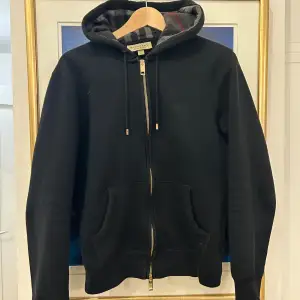 Tjena säljer min burberry zip hoodie i storlek S som är i fint skick. Inget og till den. 