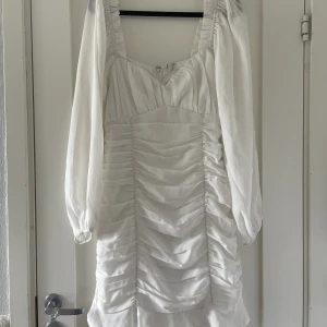 Klänning - Superfin klänning från Nelly. Använd 2 gånger, till konfirmation och skolavslutning. Skriv för fler bilder eller frågor! 