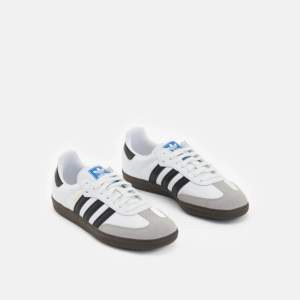 Adidas samba sneakers. Använt 2 gånger, säljer pga små i storleken. Har vanligtvis 40 så dessa passar nog bäst för en 39. Nypris 1349kr