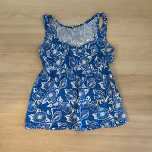 sommar topp - gullig blå och och vit blommig topp 