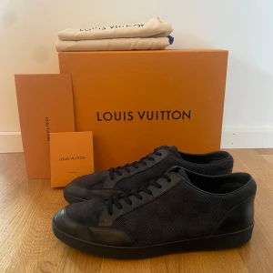 Louis vuitton match up - Säljer nu dessa stilrena Louis vuitton sneakers | Storlek 43,5 | Väldigt fint skick | Kommer med box,kvitto,dustbag och helt nya snören | Hör av er vid frågor