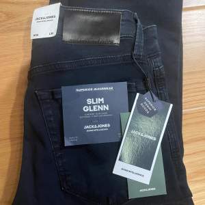 Säljer dessa slim fit jeans i modellen Glenn från Jack & Jones. Helt nya med taggar. Storlek: 28/30. Mitt pris: 299