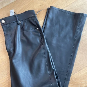 Skinnbyxor - Helt oanvända snygga skinnbyxor från Zara!!!