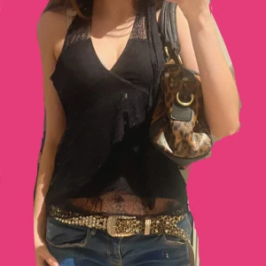 Svart spets linne - Världens sexigaste linne, det har flera lager(så it genomskinlig), en dragkedja på sidan och bandet som går runt nacken är knytbart-därför justerbart! Funkar med så många olika stilar💋💋