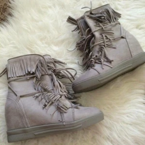 Skor med fransar - Fint skick , finns i storlek 36,37,38,39, 40. Skriv om ni letar efter en specifik färg som vi kanske inte lagt upp än men har på lager.💗