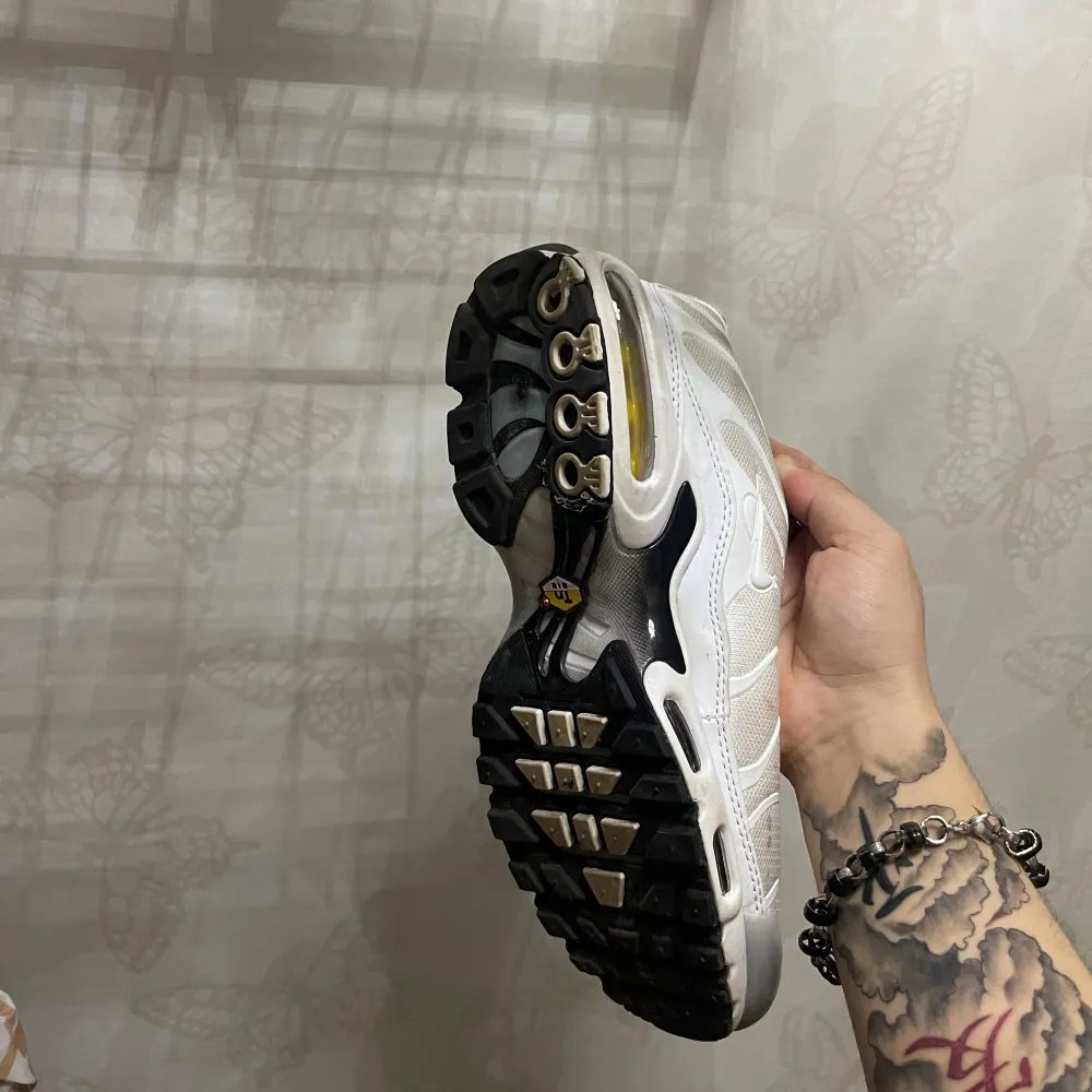 Använda vita nike airmax i storlek 41. Skor.