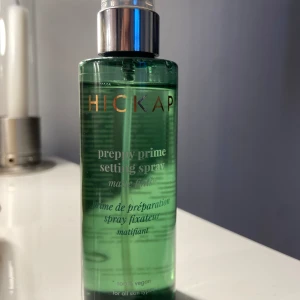 Hickup settingspray - Säljer pga av att jag inte tål den, så den är använd två gånger. Köpt för 179kr och säljer för 100kr eftersom den är som ny