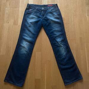 Lågmidjade bootcut jeans från miss sixty. Ingen strech. Jeans storlek 31. Ca 80 cm i innerbenslängd.🩷👖