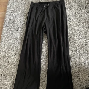 Velourbyxor - Velourbyxor från Gina.  Saknas snöre  Tycker de är mer som M i midjan och över rumpan