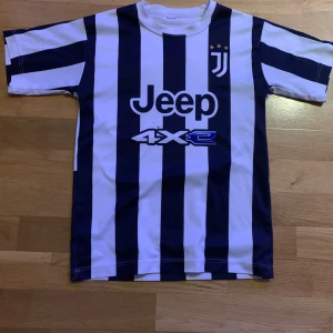 Juventus tröja  - Tröjan har nummer 44 kulusevski. Tröjan är ganska gammal men inte sliten alls. Tröjan är i storlek 152 vilket är en barn storlek. (Köparen betalar frakten)