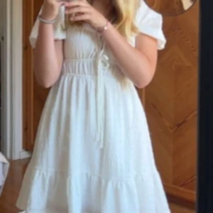 Vit sommarklänning från Ginatricot  - Använd en gång på skolavslutningen förra året därför i mycket fint skick!