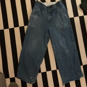 Snygga baggy brallor - Snygga poetic collective brallor. Säljer för att jag växt ur dem. Där finns några minimala slitage men de är knappt märkbara. Pris kan disskuteras.