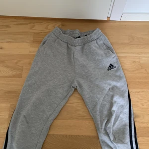 Adidas långbyxa  - Adidas långbyxor gråa stl 140