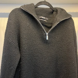 Stickad tröja med dragkedja  - Skit snygg stickad tröja med dragkedja!🌸 skriv vid intresse eller vid flera frågor 💞💞