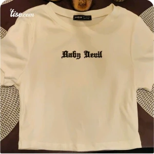 Top - Top I fint skick. Stl 38 men liten i stl så den är mer som en 34/36. Önskas fler bilder så skriv 😊 