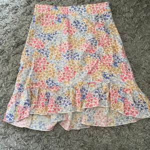 Super söt kjol från Ginatricot 💓Använd ett fåtal ggr💜