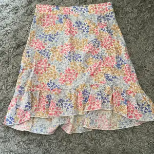Super söt kjol från Ginatricot 💓Använd ett fåtal ggr💜