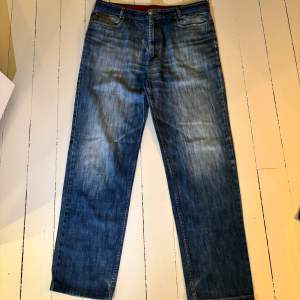 Vintage Jeans från Burberry i bra skick. Storlek är 31/32 men ganska stora i passform. Skriv för passform!