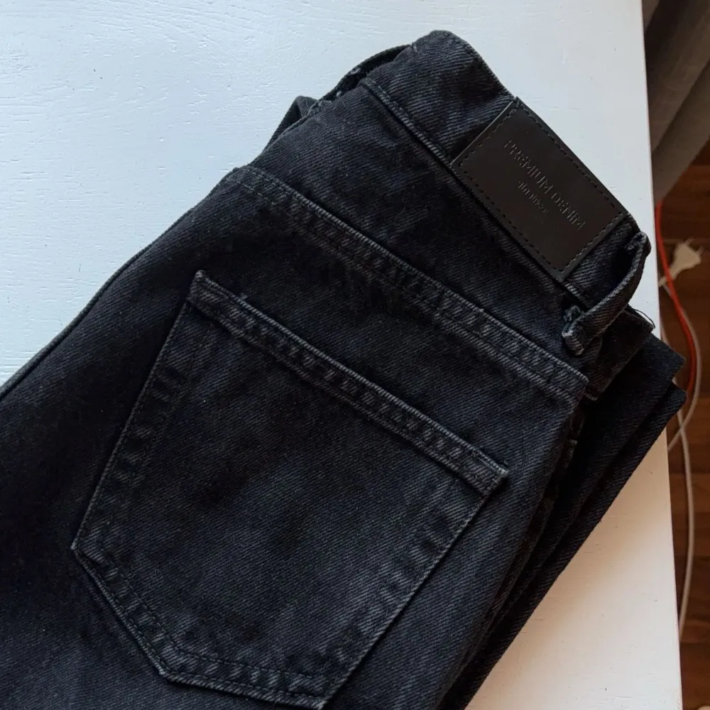 Gina tricot 90s jeans i nyskick. Säljer då de inte kommer till användning. Kontakta för fler bilder eller funderingar💕. Jeans & Byxor.