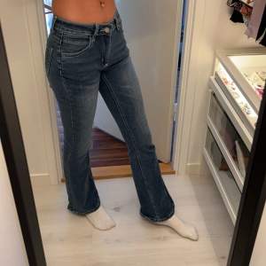 Blåa low waist jeans i nyskick. Ändast använda ett fåtal gånger. Säljer då de är för korta. Kontakta för fler bilder eller funderingar🌸