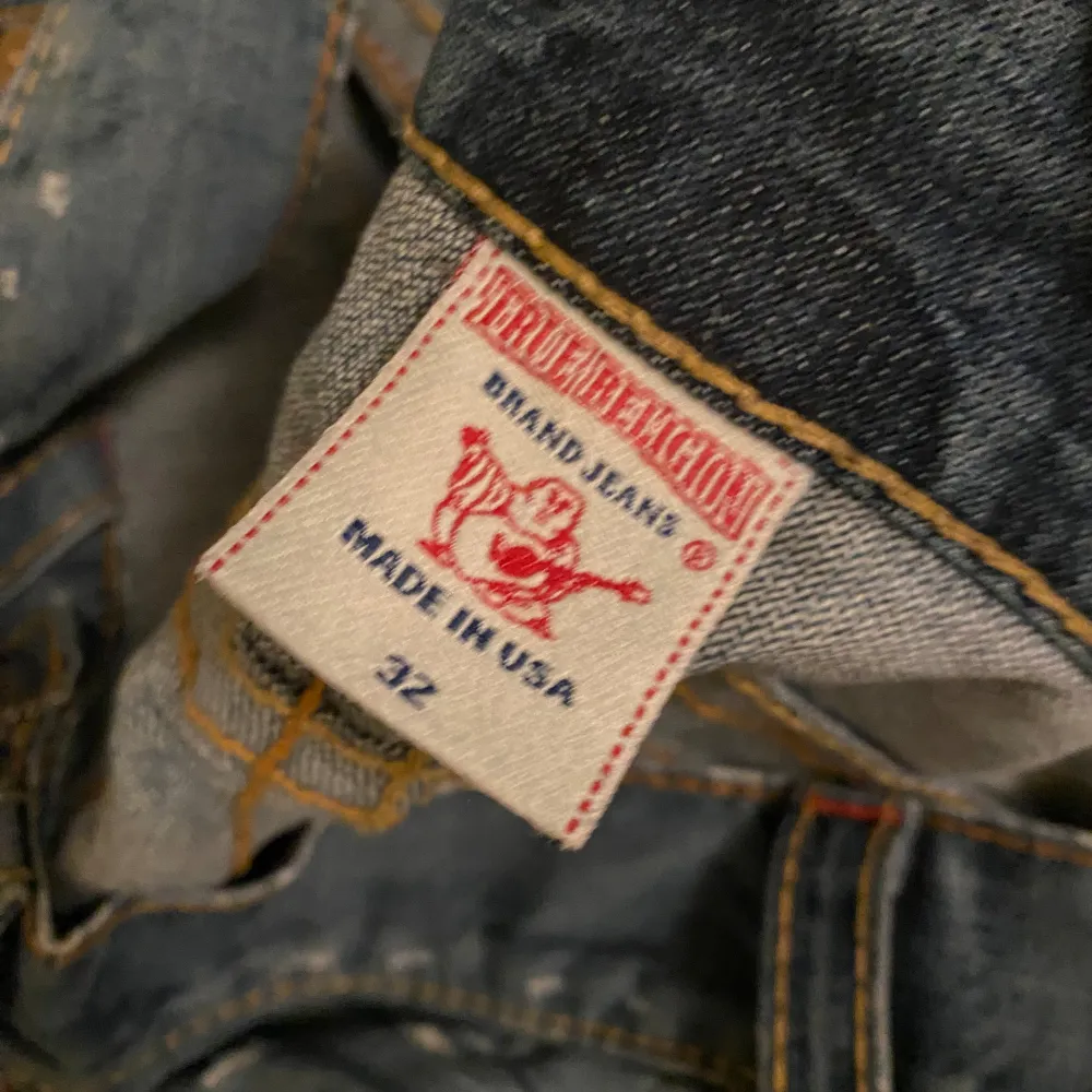 Säljer ett par väldigt feta true religion rainbow Ricky jeans 🔥🔥🔥🫡🫡 Mått:  Midja 48cm Benbredd 21cm Benlängd 107 Fotöppning 20cm Skriv om ni är intresserade. Jeans & Byxor.
