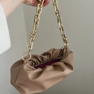 Väska  - Beige väska knappt använd 
