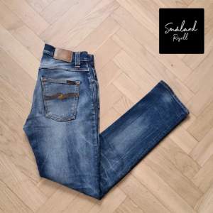 Ljusblå Nudie Jeans med slitningar av modellen Grim Tim👖Perfekt inför vår/sommar🏡 | Skick 9/10 ⭐️ | Passform: Slim/straight | Pris: 499 kr (diskuterbart) | Modellen är 185 cm för refferens (175-185 rekomenderas) | Hör av er vid minsta fundering ☺️
