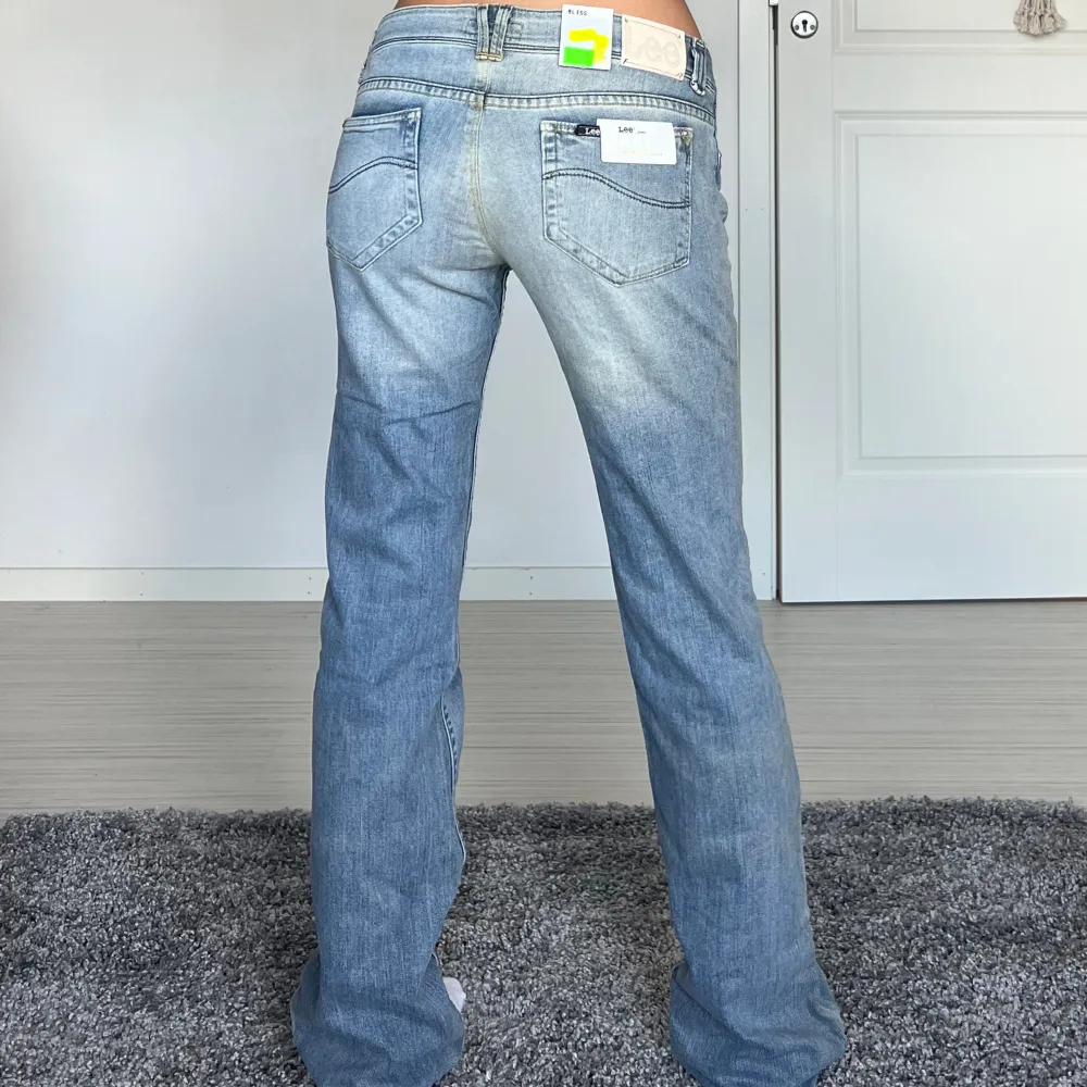 lappar kvar, midjemått: 40cm rakt över, innerbenslängd: 80cm 💗 . Jeans & Byxor.