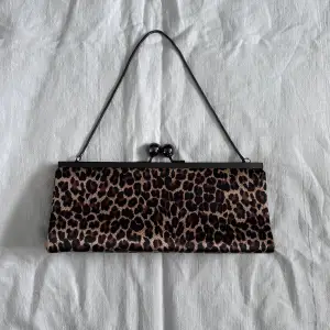 Söt väska med leopardmönster, finns en liten tillhörande spegel Nyskick!