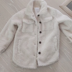 Vit jacka 146/152 - Jacka är i bra skick och inte använd så många gånger. Säljer pga för liten. Storleken är 146/152 och köpt på lindex. 