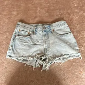 Jeans shorts från Levi’s i modellen 501. Har inte används speciellt mycket och är nu för små. Skulle säga att dem passar någon med storlek xs.